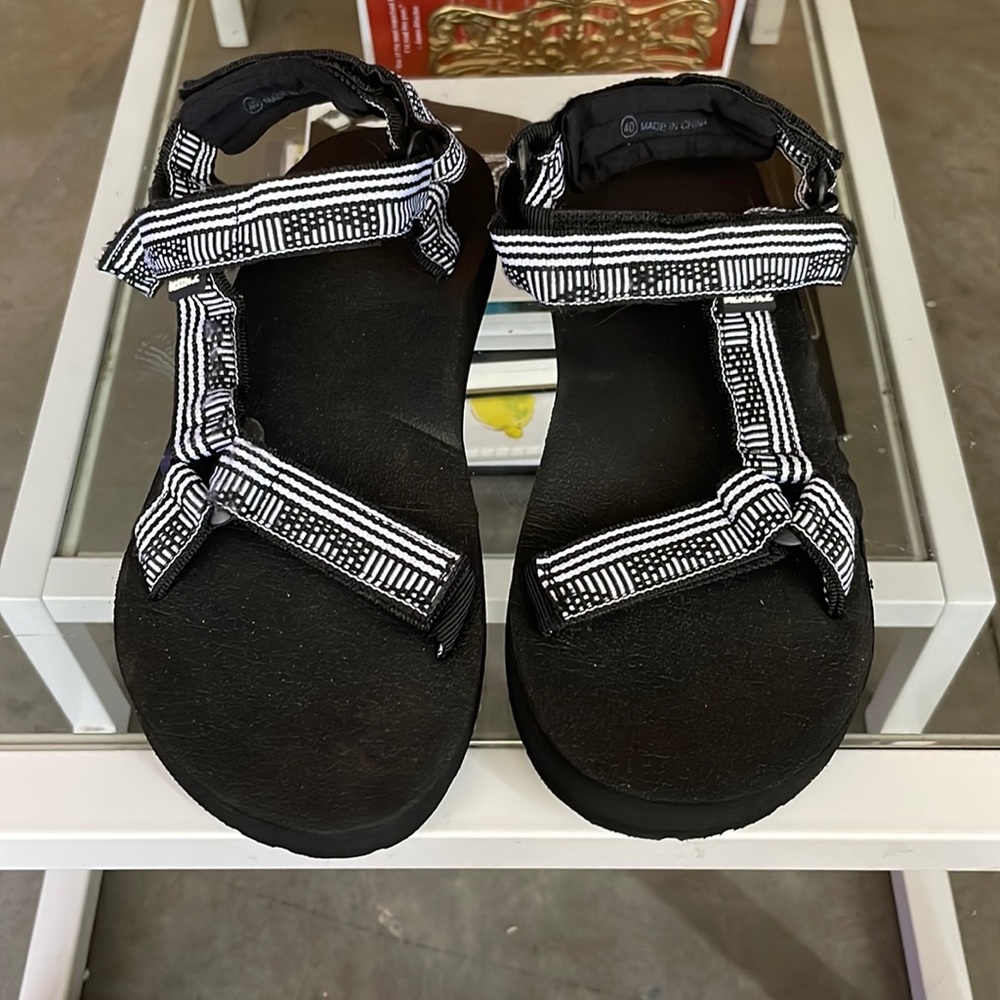 Merence woman’s sandals